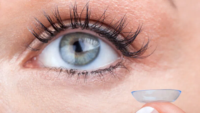 Kontaktlinse einsetzen