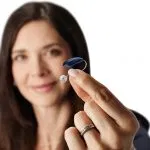 Oticon_Frau_mit_Designbauform_72dpi
